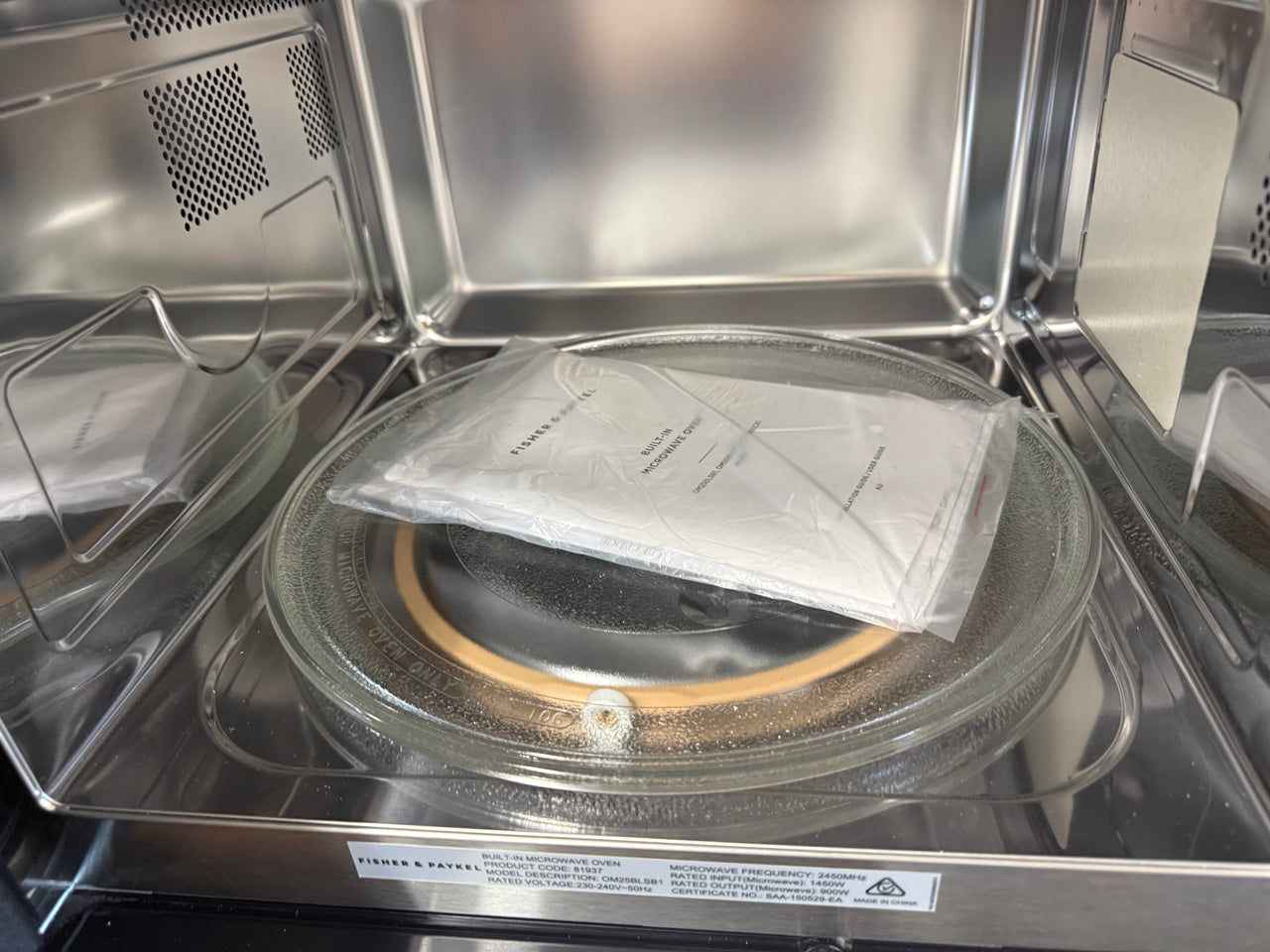 Transportation damaged Fisher & Paykel 60cm Series 5 Compact Microwave Oven – Black OM25BLSB1 - Second Hand Appliances Geebung