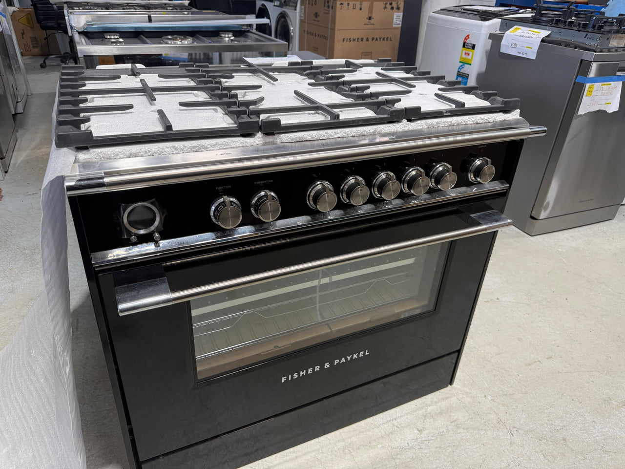 Transportation damaged Fisher & Paykel 90 cm Series 9 Classic 5-Burner Dual-Fuel Cooker – Black (OR90SCG6B1) - Second Hand Appliances Geebung