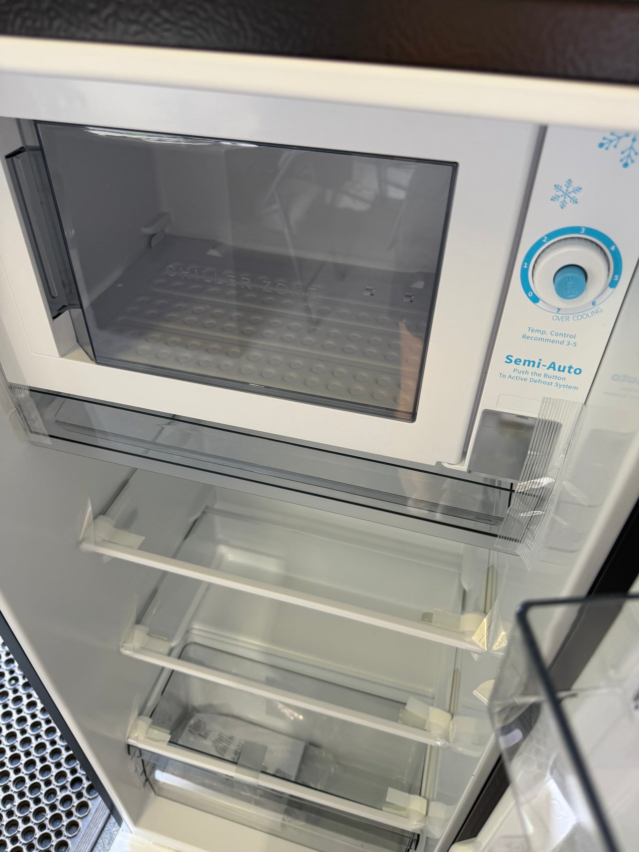 Transportation damaged Hisense HRBF179B 179L Bar Fridge (Black) - Second Hand Appliances Geebung