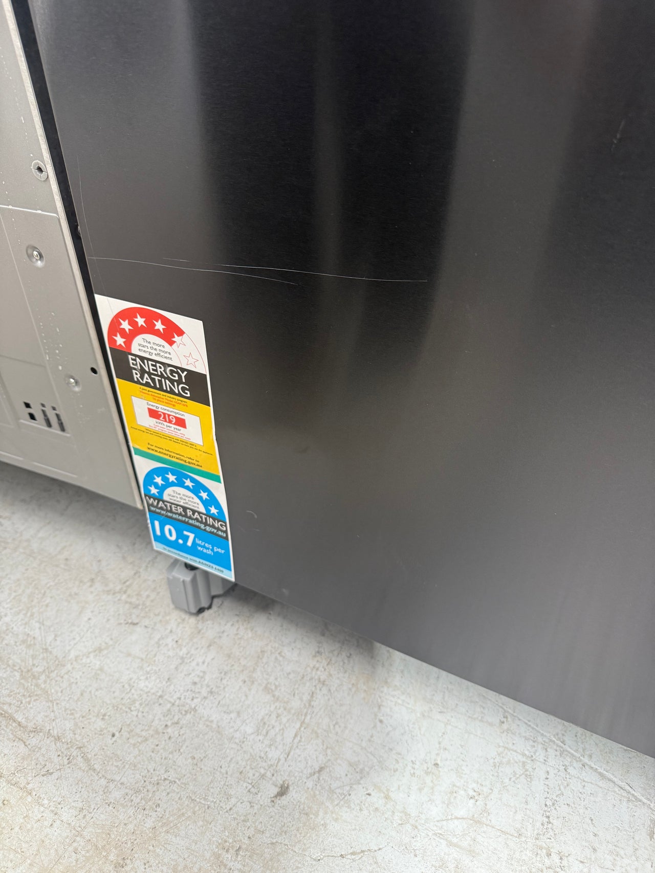 Transportation damaged Hisense HSAP16FB 16-Place Freestanding Dishwasher – Black Steel - Second Hand Appliances Geebung