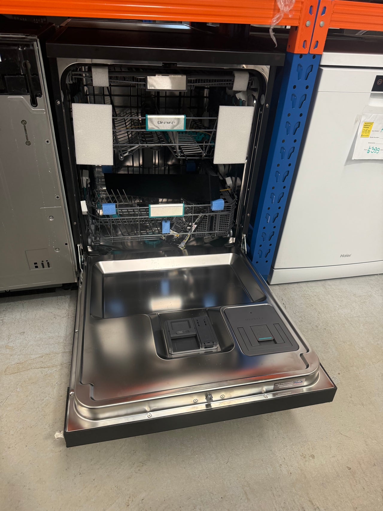 Transportation damaged Hisense HSAP16FB 16-Place Freestanding Dishwasher – Black Steel - Second Hand Appliances Geebung