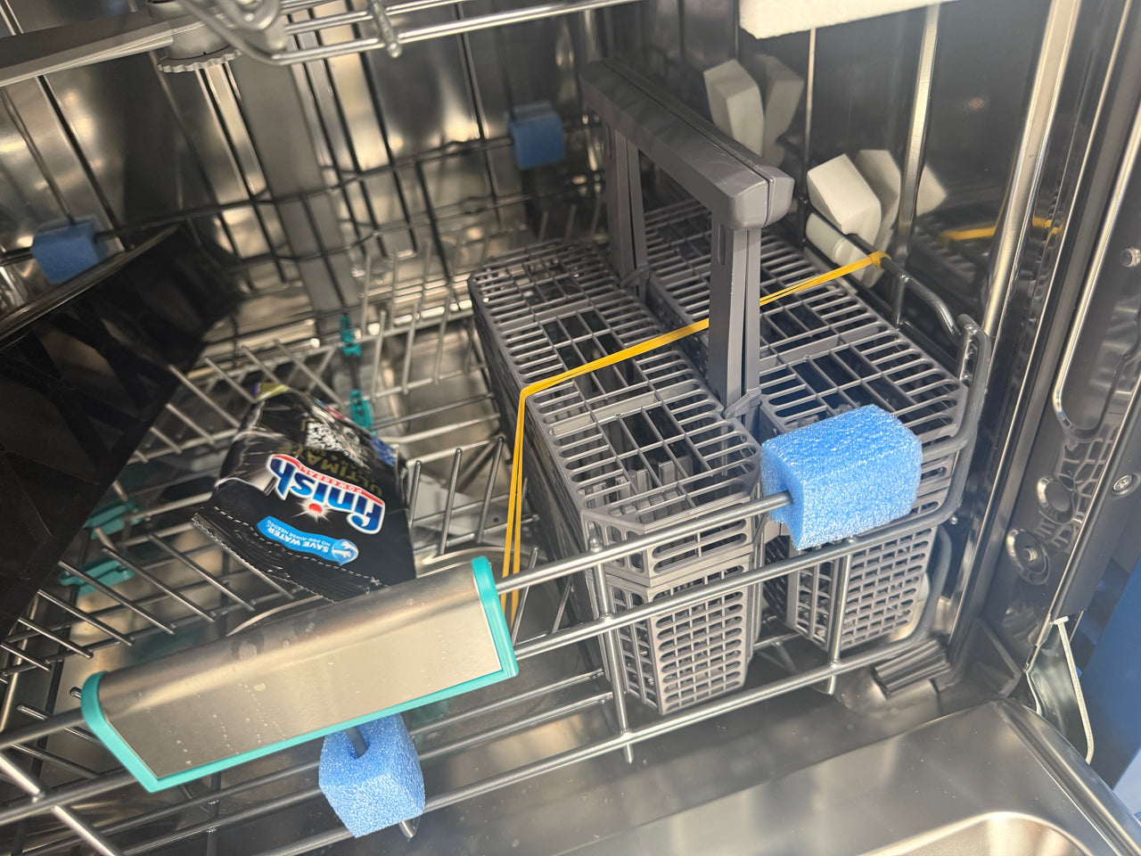 Transportation damaged Hisense HSAP16FB 16-Place Freestanding Dishwasher – Black Steel - Second Hand Appliances Geebung