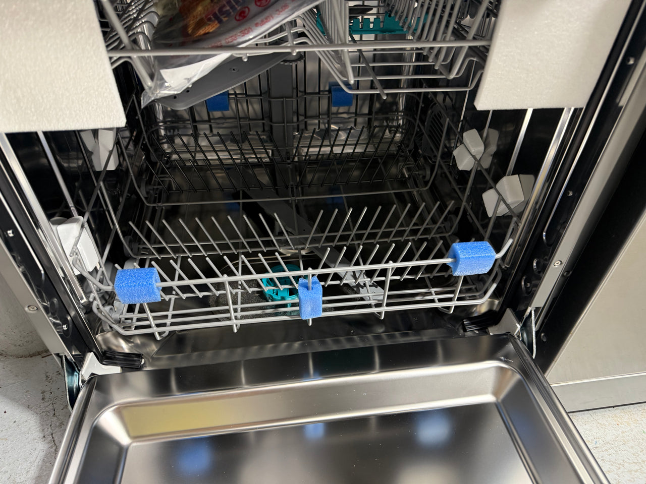 Transportation damaged Hisense HSBE15FS Series 5 Freestanding Dishwasher - Second Hand Appliances Geebung