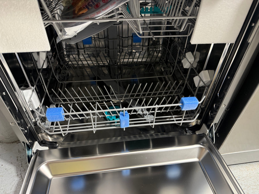 Transportation damaged Hisense HSBE15FS Series 5 Freestanding Dishwasher - Second Hand Appliances Geebung
