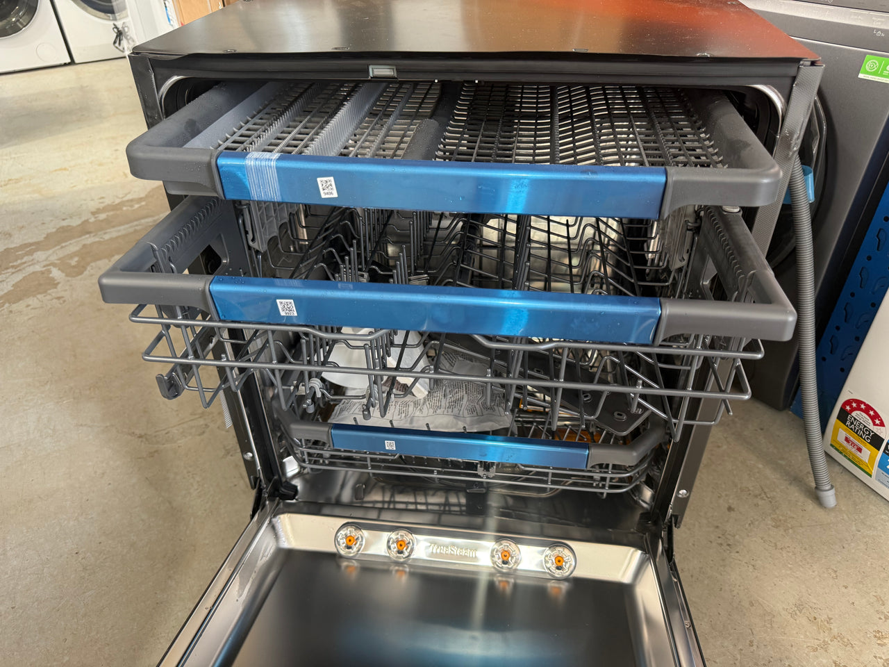 Transportation damaged LG 60 cm 15-Place QuadWash Built-Under Dishwasher with TrueSteam™ – Matte Black (Model: XD3A25UMB) - Second Hand Appliances Geebung