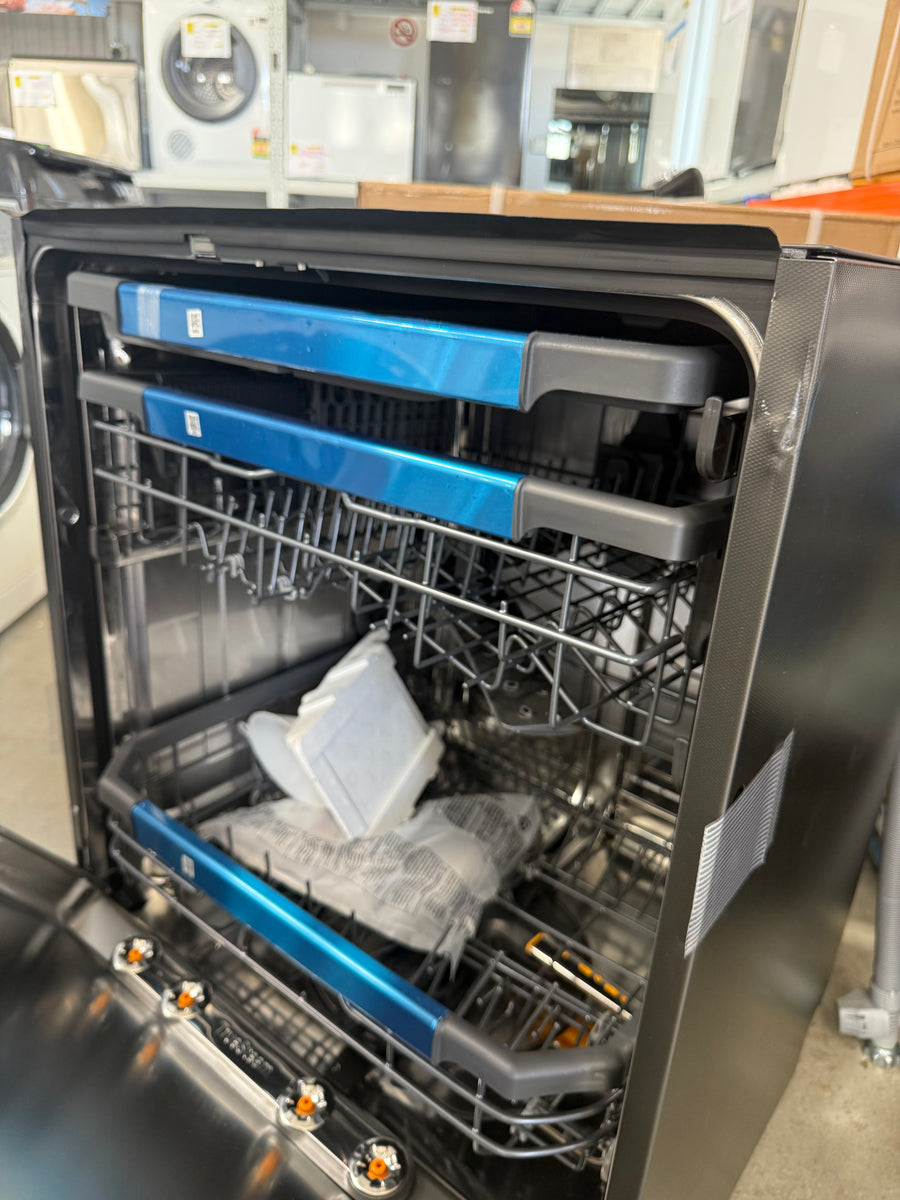 Transportation damaged LG 60 cm 15-Place QuadWash Built-Under Dishwasher with TrueSteam™ – Matte Black (Model: XD3A25UMB) - Second Hand Appliances Geebung