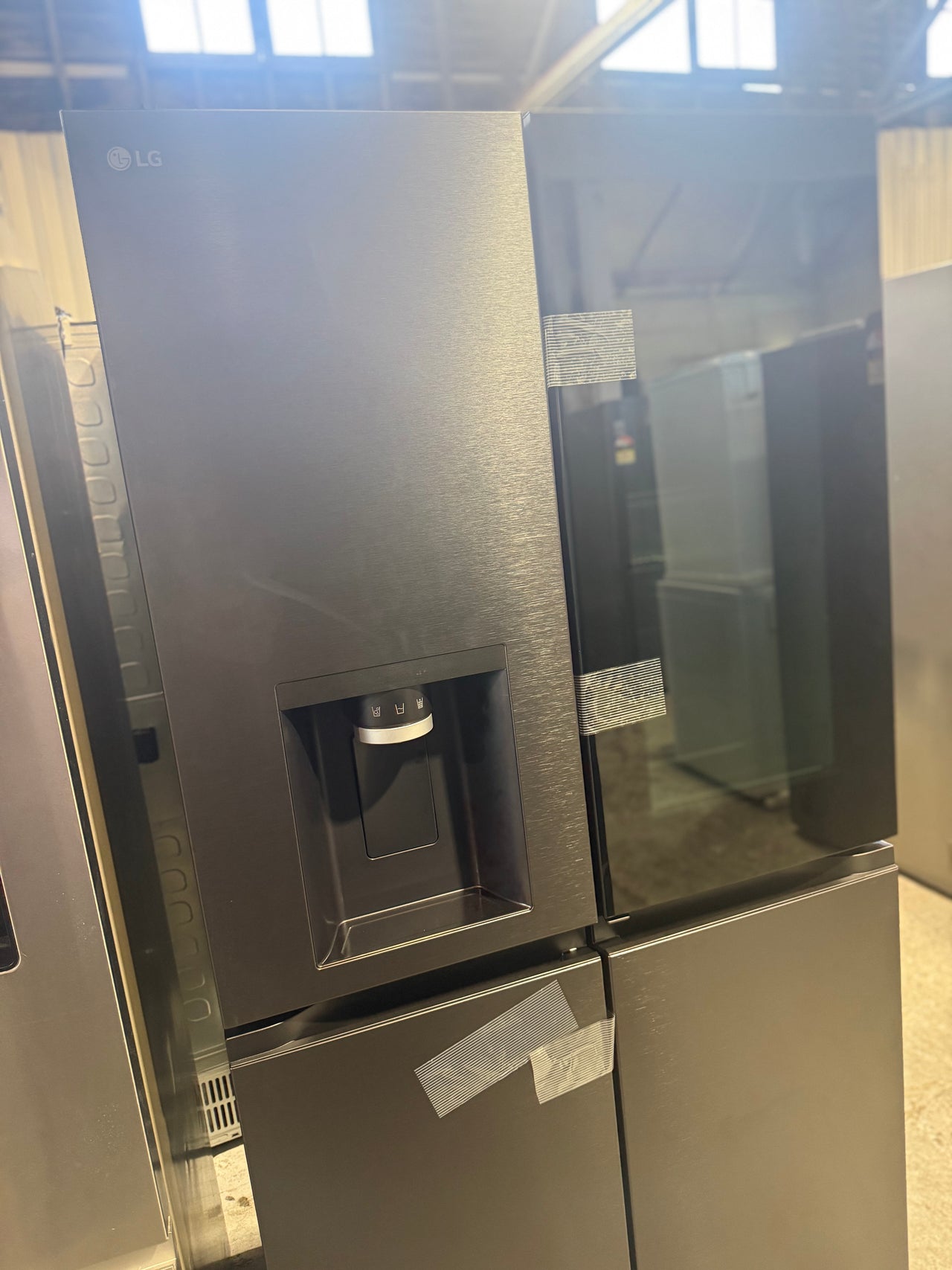 Transportation damaged LG GF-V900MBLC 847-liter French Door refrigerator - Second Hand Appliances Geebung
