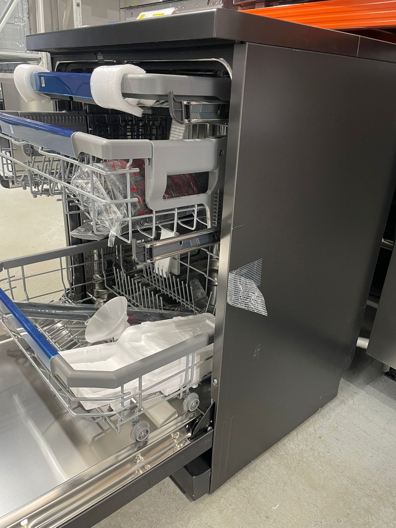 Transportation damaged LG QuadWash® Freestanding Dishwasher – Model: XD3A15MB (Matte Black) - Second Hand Appliances Geebung