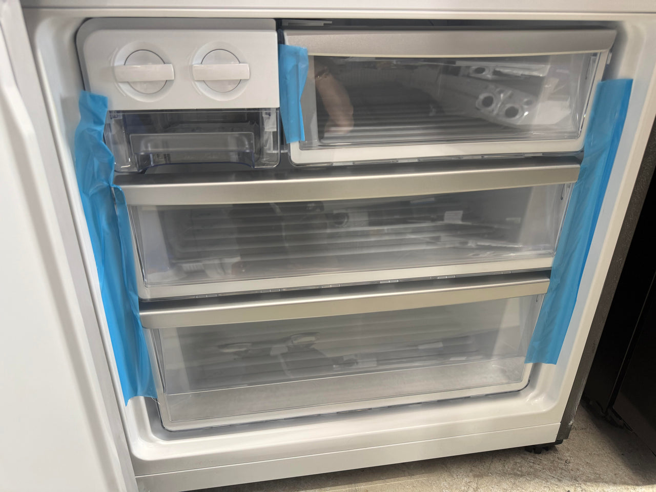 Factory second Westinghouse 425L Bottom Mount Refrigerator – Arctic Silver WBE4302AC
