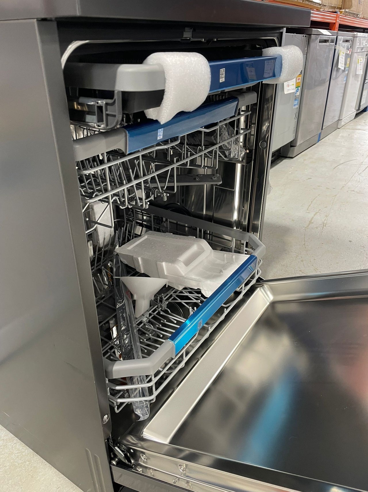 Transportation damaged LG QuadWash® Freestanding Dishwasher – Model: XD3A15MB (Matte Black) - Second Hand Appliances Geebung