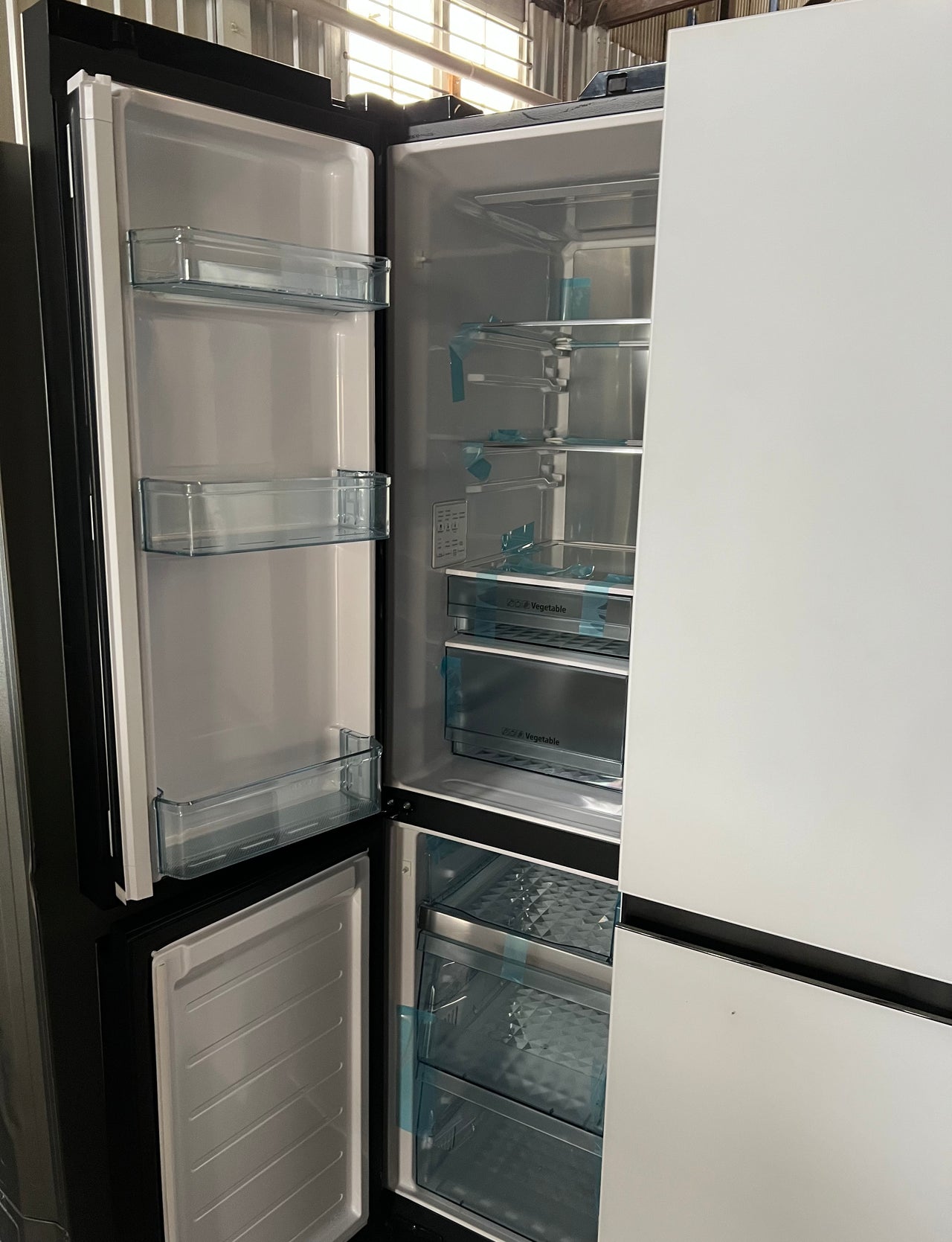 FACTORY SECOND HITACHI 638L FRENCH DOOR INVERTER FRIDGEMATTE GLASS