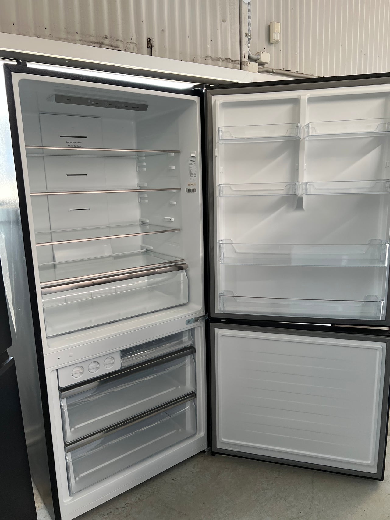 Factory second Hisense 519L PureFlat Bottom Mount Fridge HR6BMFF519B - Second Hand Appliances Geebung