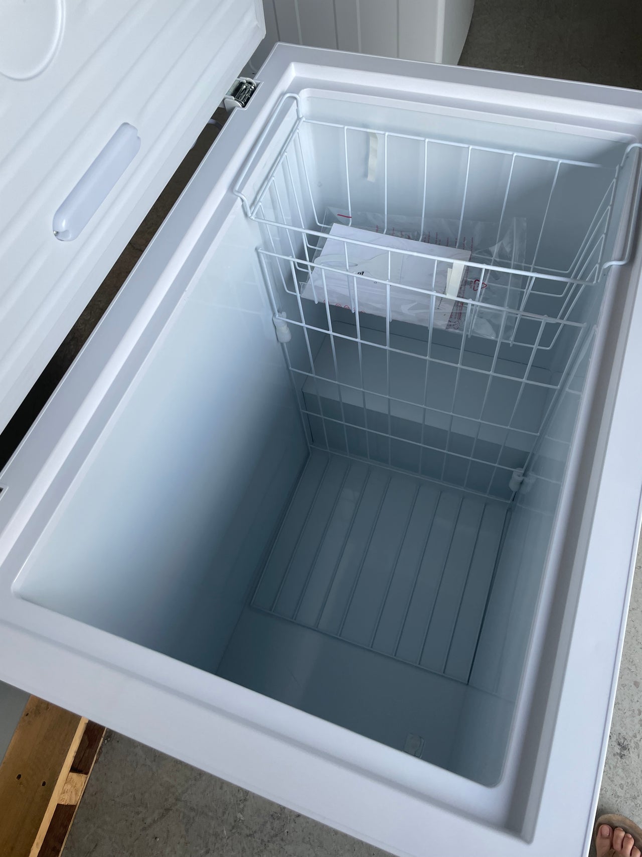 Factory second CHIQ 199 LITRE HYBRID CHEST FREEZER CCF199DW - Second Hand Appliances Geebung