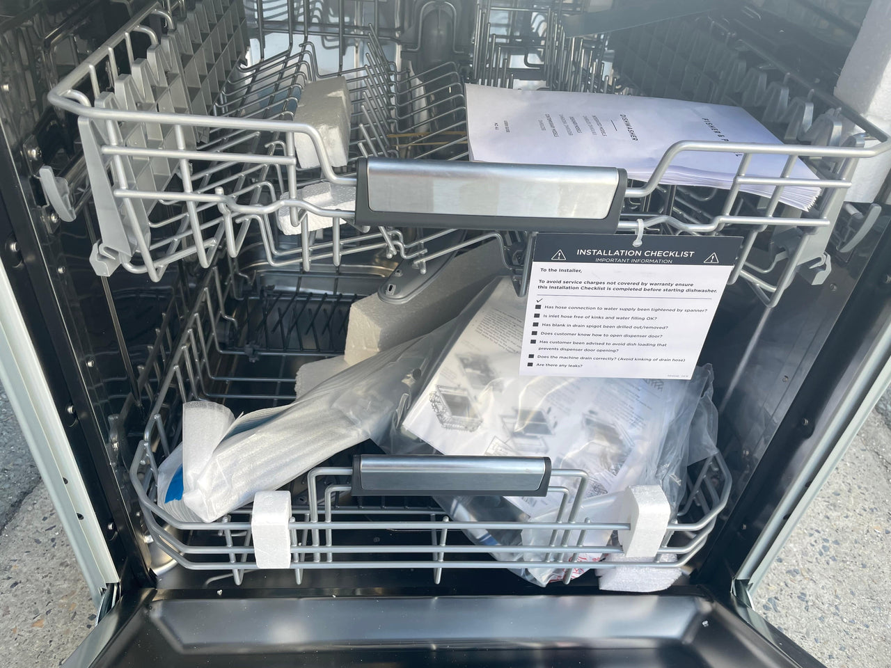 Factory second Fisher&Paykel 60cm under bench dishwasher DW60UZ6B - Second Hand Appliances Geebung